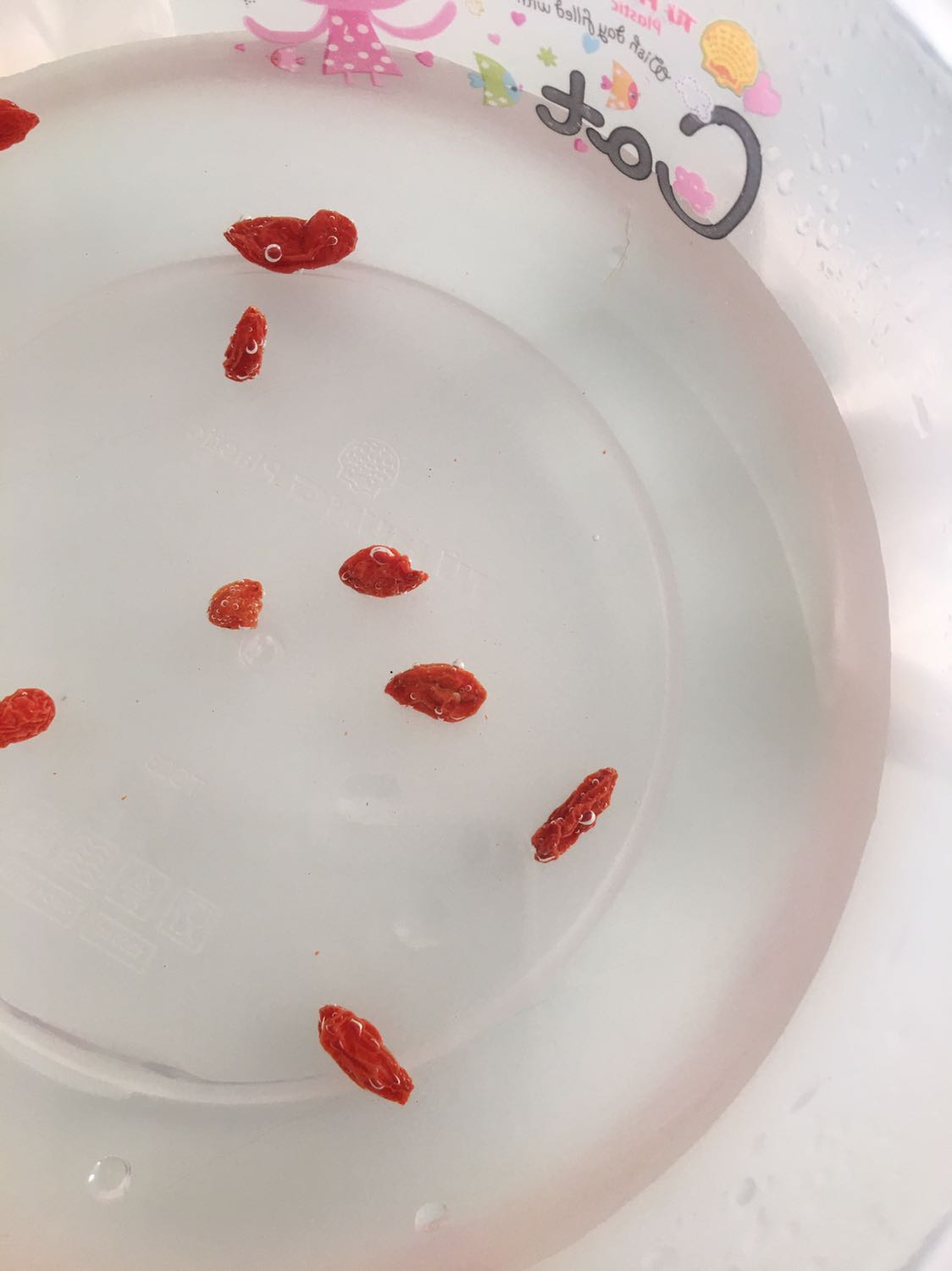 đợt trước mình mua chỗ nhà thuốc đông y bán uống thấy vị ngọt và ngon, đợt này do dịch mình mua qua mạng thì thấy vị chua ko ngọt, mình tra lên mạng thì kỳ tử có thêm lưu huỳnh sẽ như vậy và hạt chìm thì kém chất lượng.
Mình thấy hàng có tick bộ công thương thì có thể tin tưởng, nhưng uống ko thấy ngọt thì chắc 
mình ko ủng hộ lần nào nữa.