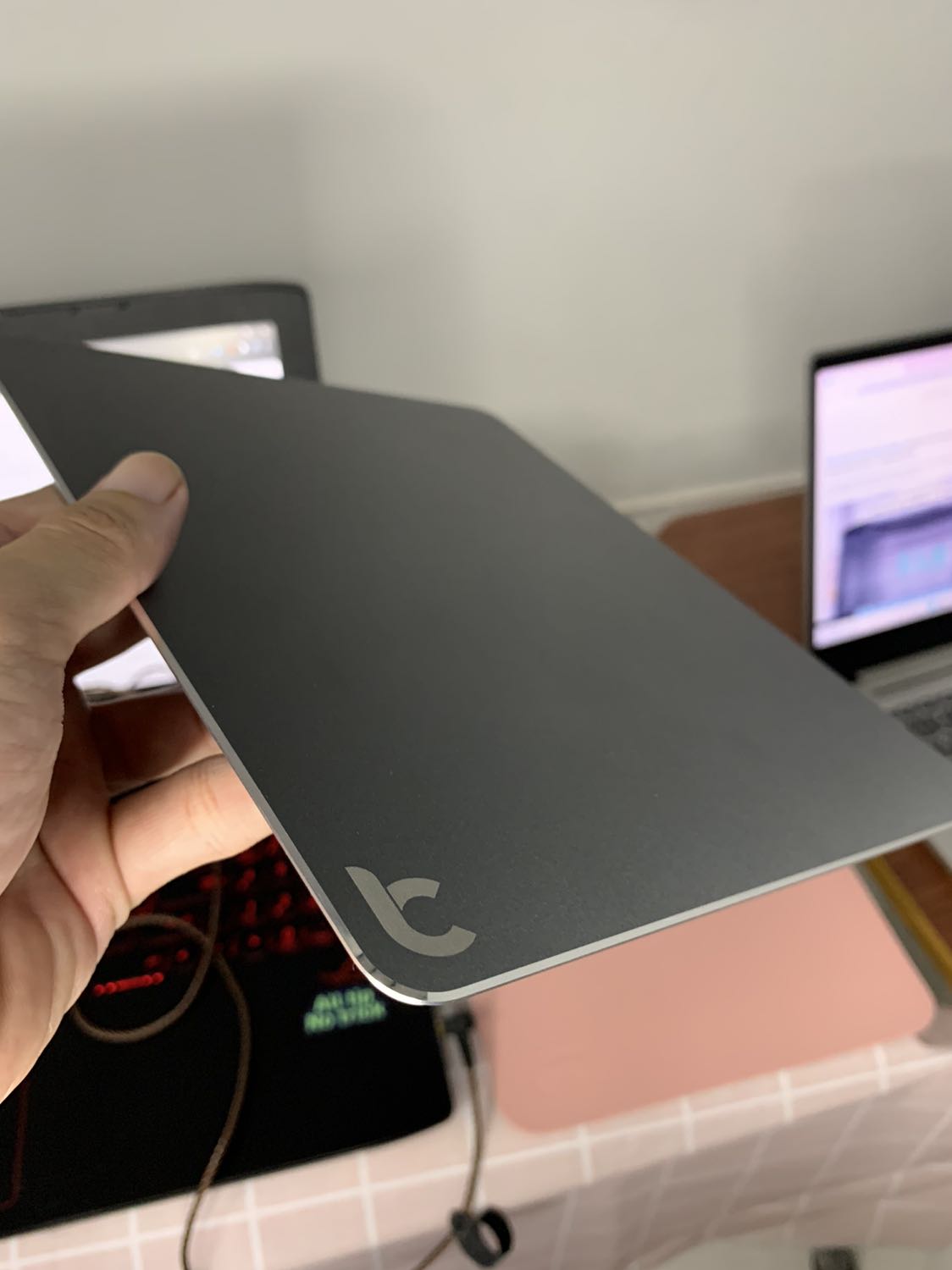 - Sản phẩm hoàn thiện tốt, tinh tế. Chất liệu kim loại sang trọng.
- Tiki giao hàng nhanh