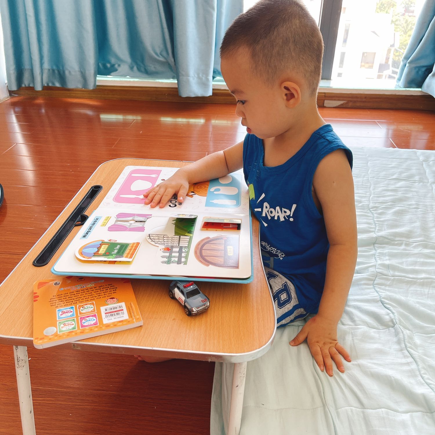 Con mình 3 tuổi, mới nhận được cuốn sách đã thích đến nỗi bỏ tivi để chạy vô chơi với sách!