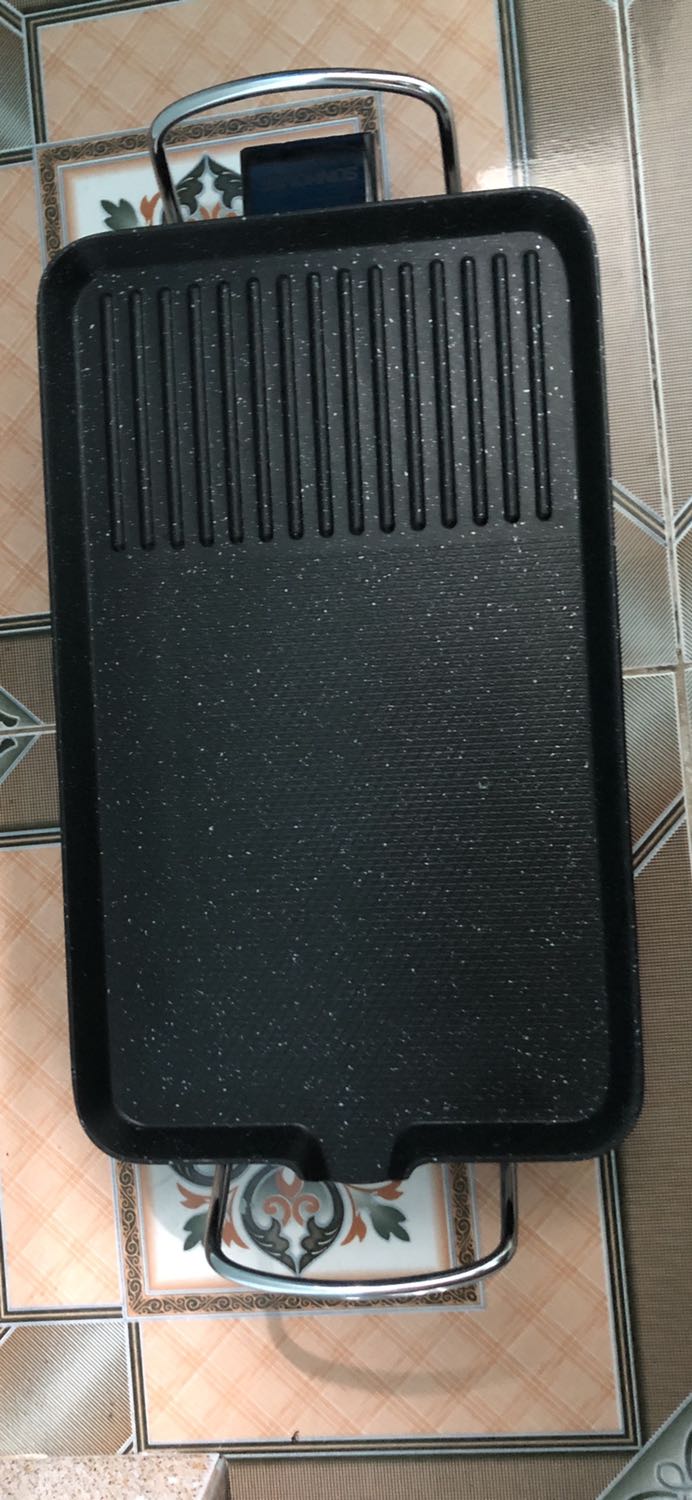 Bếp mình mua về mới dùng thử lần đầu nhưng bếp k chỉnh được nhiệt độ. Trong HDSD có 5 mức nhiệt từ 1-5 nhưng chỉ mức 5 mới sáng đèn, bật các nút 1-4 đều k lên nhiệt. sau khi bếp nóng dc vài phút thì đèn tắt, mình hiểu là nhiệt độ đủ cao thì bếp tự ngắt, tuy nhiên thức ăn chưa đc nướng chín, và phải chờ vài phút bếp mới bật nóng lại. Và phải lặp đi lặp lại rất nhiều lần tắt mở như vậy thì thịt mới chín đc. Mất rất nhiều thời gian. k biết có phải do sp bị lỗi không. Nhờ Tiki và hãng kiểm tra giúp