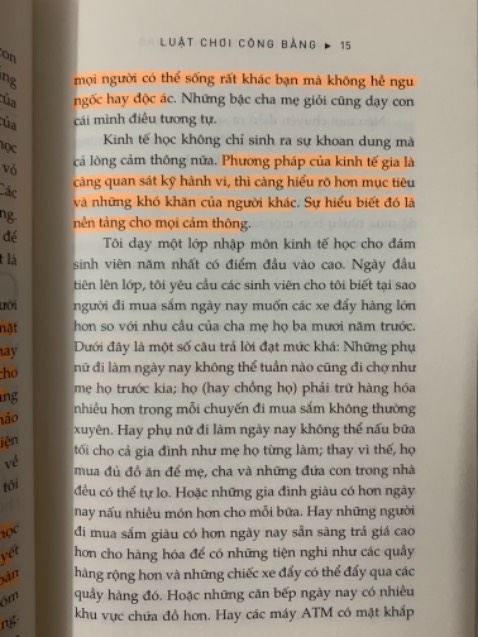 /tác giả là 1 giảng viên về ngành kinh tế học, thông qua cuộc trò chuyện của tác giả và cô con gái Cayley, mang lại rất nhiều thông tin hữu ích cho mình khi đọc cùng với lối hài hước. Với những ai thật sự am hiểu nhiều về kinh tế học thì Fairplay thật sự là 1 cuốn sách hay và đầy ấn tượng. 
Mình rất thích đặt hàng trên tiki ko bao giờ làm mình thất vọng.