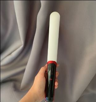 Máy làm nóng nhanh, nhiệt tốt. có 4 mức nóng dễ lựa chọn. Dùng cho salon hay ở nhà đều rất tốt vì thiết kế hay chất liệu đều rất tốt, hàng chất lượng. Nút bật máy và chỉnh nhiệt nằm bên trong nên bạn nào mua màu đen sẽ có thể khó tìm nếu ko quen dùng máy là ép như này. 
Dây khá dài nên uốn ép đều tiện lợi, công nghệ ptc và chất liệu bàn là máy bằng gốm Tourmaline sẽ giúp là ko bị rít và chống hư tổn tóc tuyệt đối nha các chị em. vì mình làm tóc nên mình cần 1 chiếc máy như này, dùng được lâu dài và an toàn cho khách.
máy đẹp trông sang chảnh nên mình rất thích, giá mình mua cũng rất tốt, hàng chuẩn chất lượng mà sales rất rẻ , mình làm salon, nếu nhập máy này về cũng hơn ba trăm 1 chiếc rồi. rất hài lòng nha. Thankssss