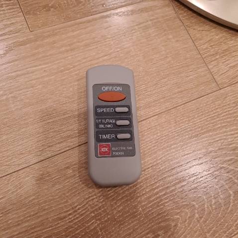 Quạt khá nặng khg nhẹ như quạt tàu, chạy êm , cánh nhỏ . Bền hay không thì không rõ . Có 3 nấc gió.