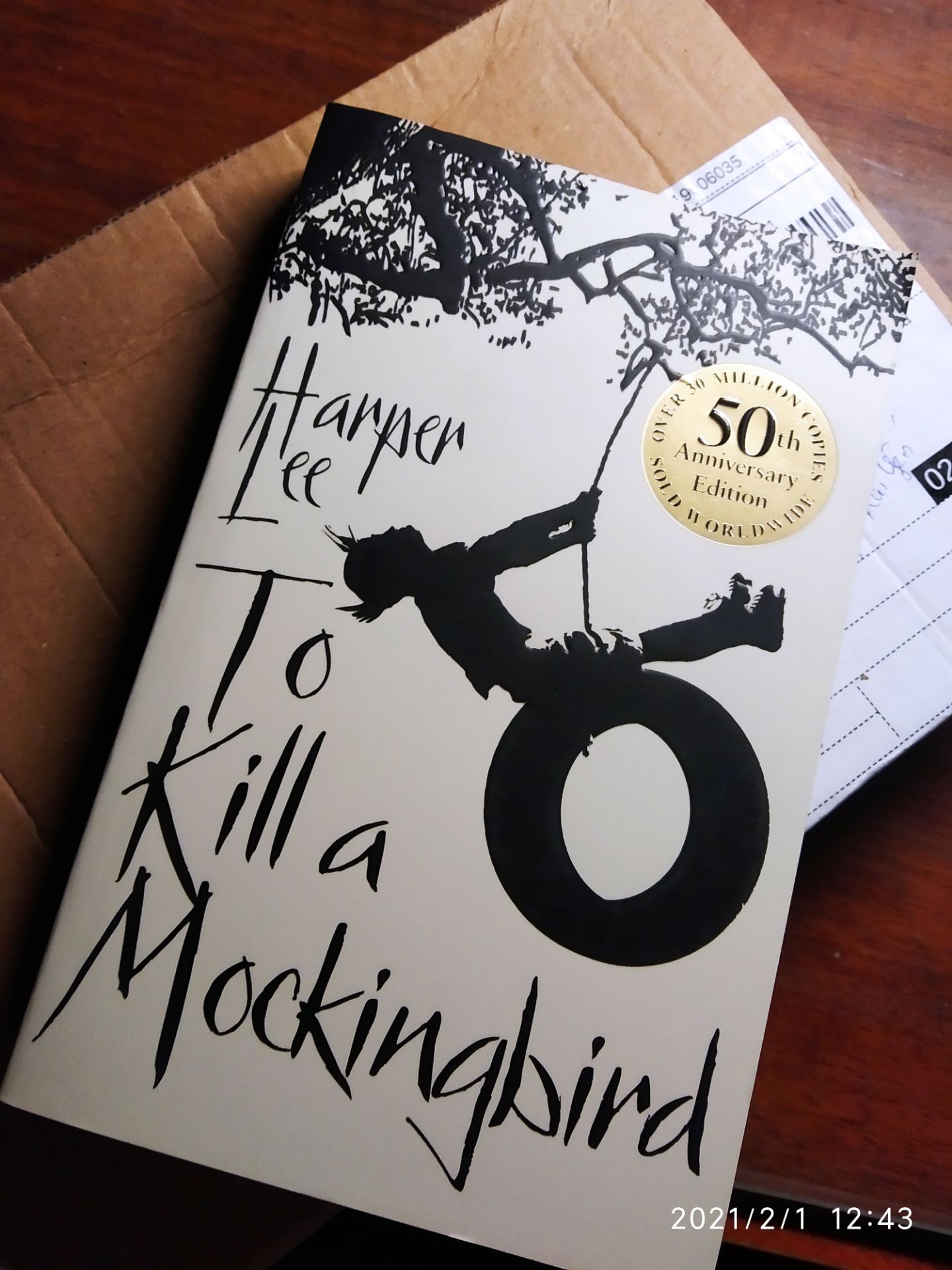 tiki giao hàng nhanh khỏi bàn rồi, sách dày nhưng nhẹ, giấy hơi mỏng xíu, sách của mình k đc bọc bên ngoài chỉ cho vào hộp nên góc bìa hơi cong xíu. chị shipper nhiệt tình dễ thương lắm luôn. nói chung là sách chất lượng ổn. mình đọc cuốn này rồi h mua về trưng thôi nội dung khỏi chê luôn ạ