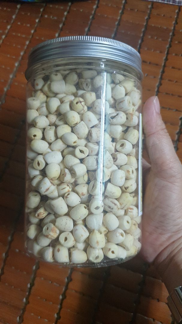 hạt sen nhìn to đẹp.đóng gói cũng cẩn thận.mình rat thik nhưng nấu lâu mềm wa.minh thik nấu sen chưng yến bồi bổ cho gd