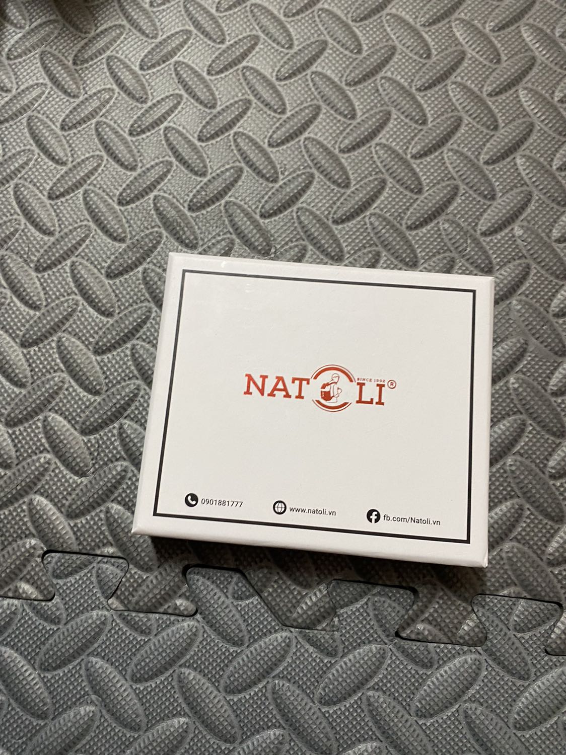 Thực ra ko có gì đáng phàn nàn. Chất liệu và may thì rất ok. Nhưng đáng tiếc là giao nhầm từ đứng thành ngang.