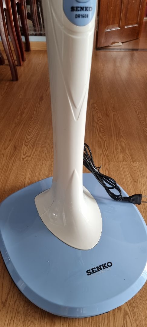 SP k quá xuất sắc, các mối ghép nhựa hở, k mượt. Có đk từ xa, 3 chế độ gió chạy khá êm. Nhìn chung ổn trong tầm giá nhg hình thức chỉ ở mức trung bình. Giao màu ngẫu nhiên k đc chọn màu nha mn. Ai muốn sp cao cấp hơn và chọn màu theo sở thích thì nên cân nhắc.