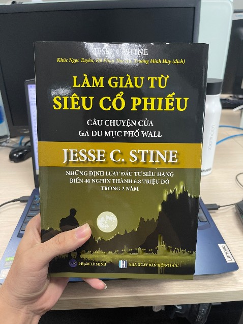 Một cuốn sách rất chất lượng để khởi đầu 2023.

Bề ngoài rất ổn, sách bìa cứng, cầm rất thích tay, đồ thị có màu, in giấy tốt chất lượng.
Về nội dung, gần nửa đầu cuốn sách, nói về cuộc đời và trải nghiệm đầu tư của Stine - đúng chất du mục. Nửa sau, nói về cách lựa chọn siêu cổ phiếu & cách thức vào lệnh, mua/ bán, những điều tưởng chừng như đơn giản, nhưng lại đòi hỏi nhiều kỹ năng.

Nói chung, đây là 1 cuốn sách rất đáng đọc và nên có trên kệ của mọi NĐT trên hành trình chinh phục thị trường tài chính nói chung và cổ phiếu nói riêng.