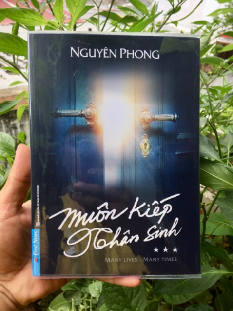 1 chuyến phiêu lưu qua từng trang sách
1 cuộc dạo chơi qua từng đoạn văn
1 dịp chuyện trò dõi theo từng câu chuyện
1 lời gợi mở như được dặn dò riêng
1 chân trời mới mở ra thế giới mới 
1 chút đắm say tha thiết mặn mà
Khó nói nên câu, giãi bày thành tiếng
Ở một nơi chỉ những người đọc sách mới chạm tới…

Hữu duyên nên đọc trọn bộ 3 tập…