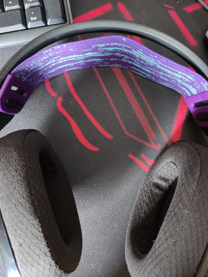 tai nghe nhẹ, êm, đeo rất thoải mái và là hàng logitech chính hãng nên độ bền không cần lo