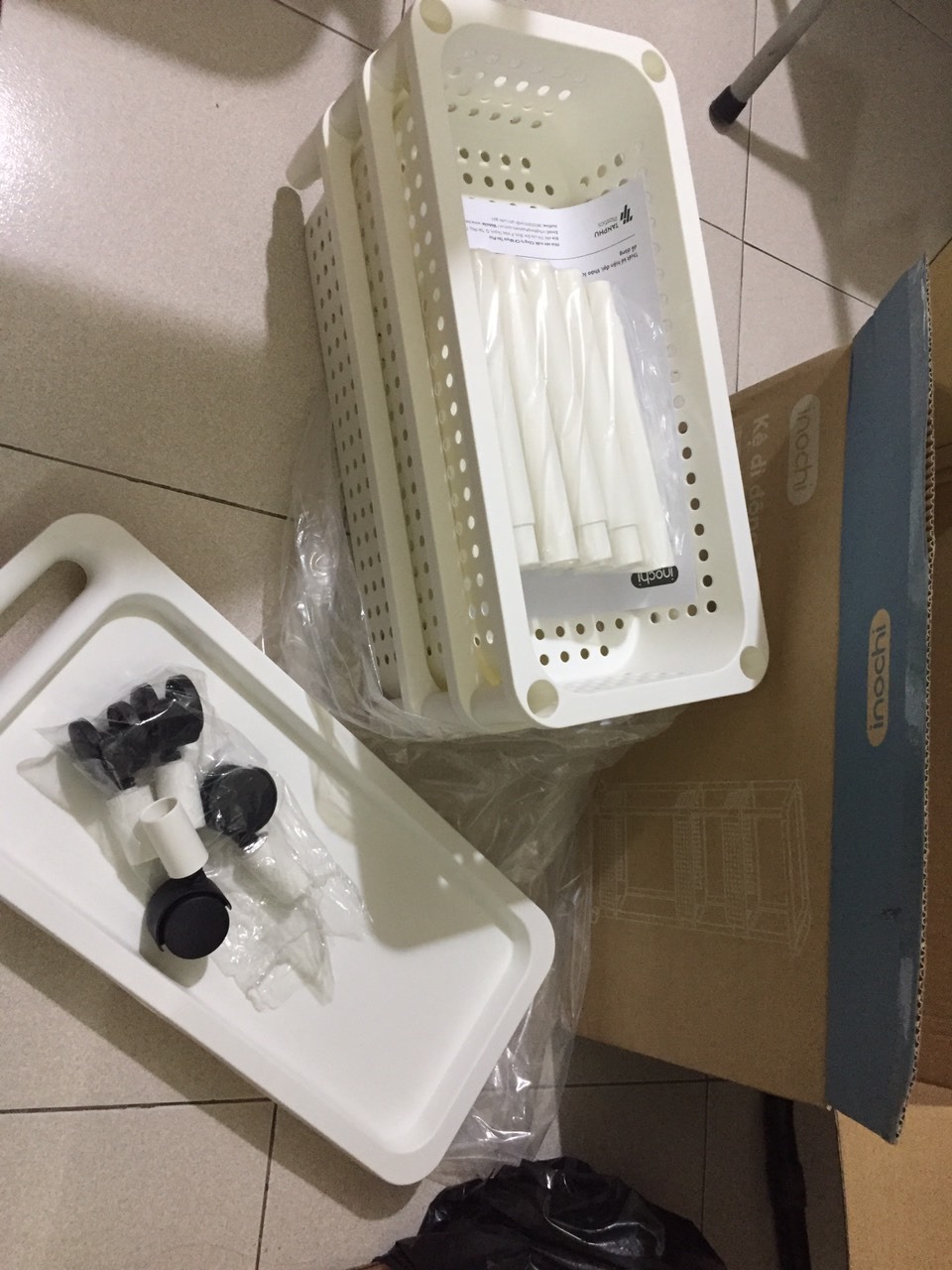 Giao hàng cực nhanh đóng gói rất là cẩn thận với mấy lớp và vỏ hộp vuông vắn. Nhân viên nhiệt tình thân thiện giao đến tận cửa mặc dù ngõ nhà mình hơi sâu bạn ấy bê vào tận cửa nhà.còn về sản phẩm Lúc đầu nhận được thấy hơi khó lắp nhưng thấy tờ hướng dẫn lắp ngon lành luôn. Chất liệu nhựa khỏi bàn luôn đẹp mềm đàn hồi lắp đặt xong rồi kệ chắc chắn khác hẳn với những loại khác. Màu sắc trang nhã đẹp và sang. chân kệ di chuyển rất dễ dàng và nhanh không phải kiểu chân rít như các kệ trước mình đã từng mua. để đồ nặng vẫn rất ok không vấn đề gì. để đồ trong bếp vừa tiện vừa gọn gàng mà lại di chuyển được đỡ được bao nhiêu công sức. giá như biết sớm đã sắm em ấy về luôn rồi. cảm ơn shop nhé