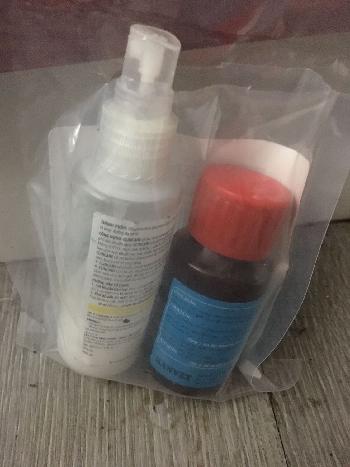 Không tin đc luôn, nhận hàng lúc chiều. Tối pha vào bình xịt thử. Chỉ xịt góc nhà thôi mà sáng ra hơn chục e gián lăn ra chết, còn e kiến thì mình nghĩ chắc chết cả tổ luôn rồi quá. Mình pha khá đặc vì nghĩ thuốc cũng nhẹ. *** thật. 50ml pha dc cho 5 lit lận.
Bình xịt bình thường phải nhìn tận mặt mấy e này mà xịt. Còn cái loại này chả cần. Xịt vào góc nào đo, mấy e đi qua tự chết. @@.
Mình  đọc comment thấy bảo mua của nhà này, nên chọn mua. Các nhà bán khác mình ko rõ sản phẩn có chất vậy ko thì ko biết nha.