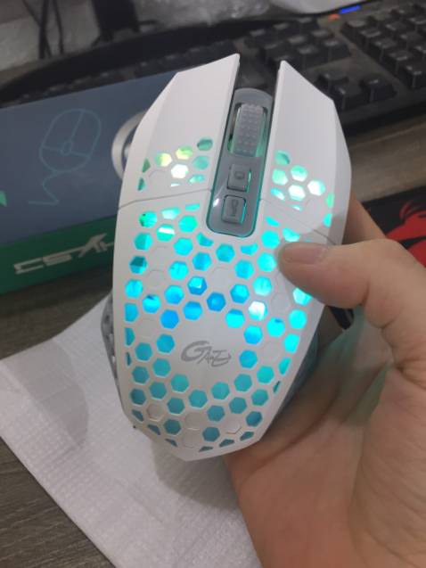 Phê lòi mắt luôn các chế, nhận về hộp xịn xò nhìn thấy chất mê li rồi, có đầy đủ tem phiếu bảo hành các kiểu con đà điểu, chuột cầm rất đằm và chắc tay, đúng là tiền nào của nấy, phê cực luôn, có cả nút quay lại deskop, điều chỉnh độ nhạy, nút quay lại, nút bật đèn led, , ai thích để led đổi màu thì để mà ko thích thì tắt đi cho tiết kiệm điện, nói chung là phê lắm lun á, giá có chỗ gửi video m quay cho các chế xem phát