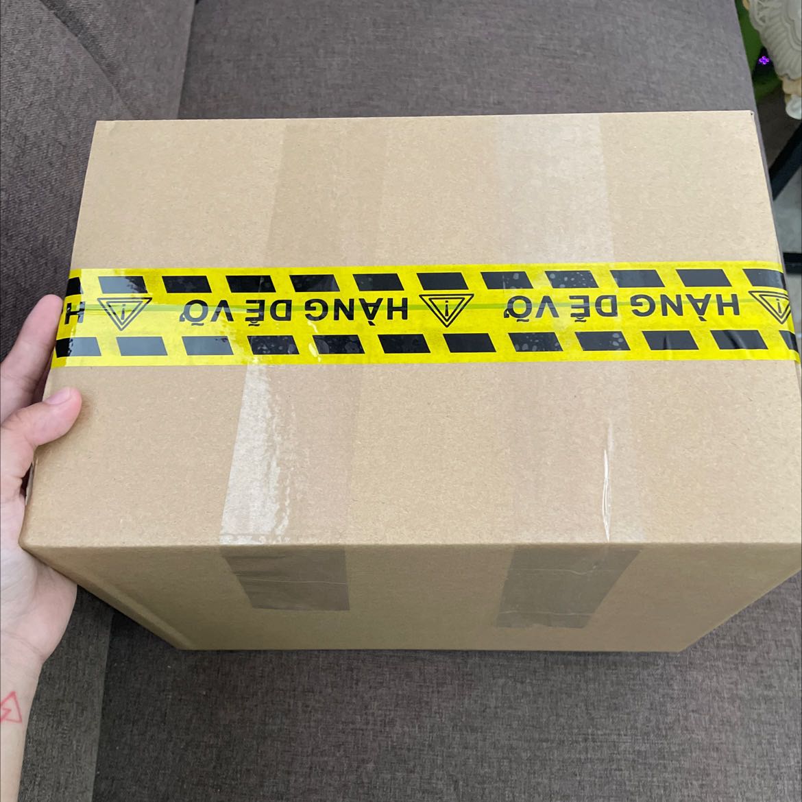 Shop gói hàng kỹ, có dùng bọc chống sốc rất dày 😂😂 làm mình gỡ mệt quá trời luôn. Bạn mình là người Trung nên rất thích loại Rượu này. Uống cực thơm, tưởng uống với nó xong dậy đau đầu ai dè ổn định lắm nhaaa