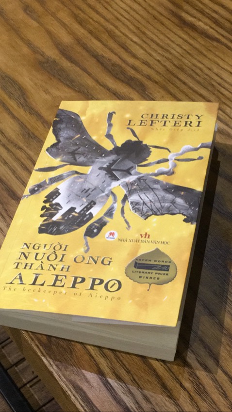 Thấy có người khen nên mua đọc thử. Bìa màu nhìn k được thích lắm, mình mới đọc đến trang 95 thấy cũng được, khá dễ đọc, nhưng cũng chưa có gì nổi bật, maybe phần sau sẽ hay hơn.
Ncl thấy giọng kể cứ đều đều ở đoạn đầu.