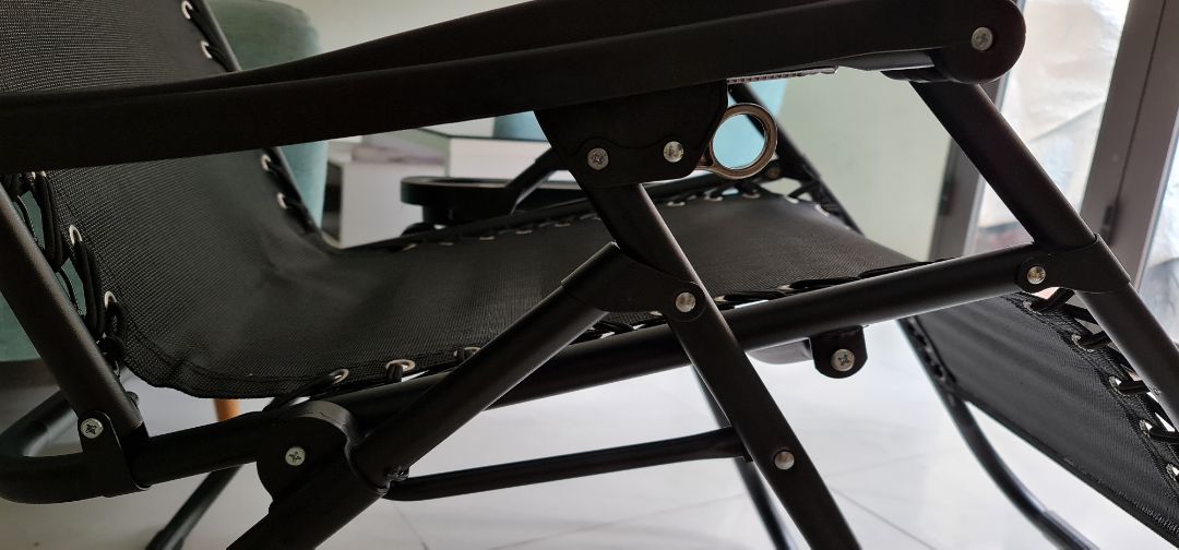 Đây là một trong hai sản phẩm mua tặng mẹ dịp 20/10 và có áp dụng mã giảm giá, khá là hài lòng về sản phẩm. 
- bộ sản phẩm bao gồm: ghế, tựa đầu, hướng dẫn sử dụng, phiếu bảo hành cùng khay nhựa để đồ. (tuy nhiên khay này chỉ là phụ kiện rời gắn ngoài với ghế, không phải là bộ phận được liên kết bởi vít ốc hay liên kết nào khác. do vậy khi bung ghế ra là có thể gắn vào như hình, còn khi gập ghế lại thì sẽ là bỏ ra)
- bộ lẫy trượt để điều chỉnh phần lưng ghế trơn, nhậy, dễ sử dụng, có thể nghe được tiếng trượt rất êm khi thao tác, ko bị khựng hay kẹt dính và khi đã kéo 02 lẫy khóa lên để giữ cố định thì chắc chắn, ko lo ngại bị trượt hay ghế ko thể giữ được nguyên vị trí như bạn mong muốn. ( bạn có thể tham khảo thêm video của hãng để hiểu cơ chế điều chỉnh này)
- chất lượng hoàn thiện các chi tiết cũng tốt, phần dây đai dây dù co giãn tốt, châc chắn, giữ phần thảm cói để nằm/ngồi êm, căng, ko có bị võng hay trùng xuống. các đai luồn dây được may cũng chắc chắn và đẹp, mức độ hoàn thiện mình đánh giá cao. lớp sơn đen sần của bộ khung sắt bóng đẹp, vị trí đinh vít khoan bắt chắc chắn, mối nối hàn được xử lý cũng gọn, ko để lại các cạnh sắc nhọn nào nên ko lo vấn đề dễ bị tổn thương tay chân nếu lỡ vô ý đụng phải. 
-phần chân đế của bộ khung ghế, tiếp xúc với mặt sàn có thông qua 4 lớp bọc nhựa,đảm bảo khung sắt cách mặt sàn ~ 2mm, như vậy ko lo lắng việc ghế có thể làm trầy xước mặt sàn. 
ừm, một vài nhận xét như vậy. 
cảm ơn đã đọc.