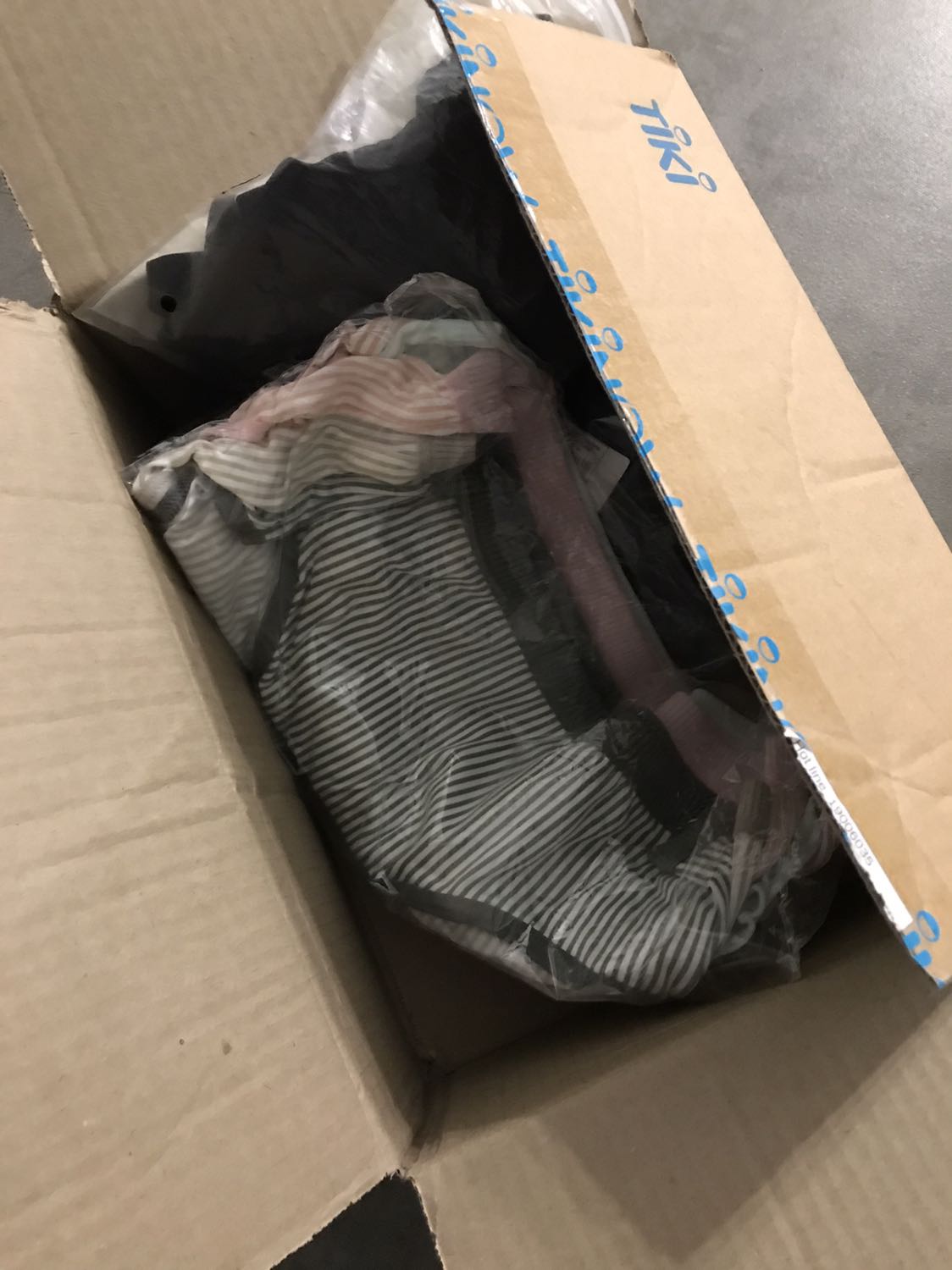 Áo ổn, vải thun cotton mịn, đường may chắc chắn. 
Đóng gói hàng trong hộp chuẩn Tiki.