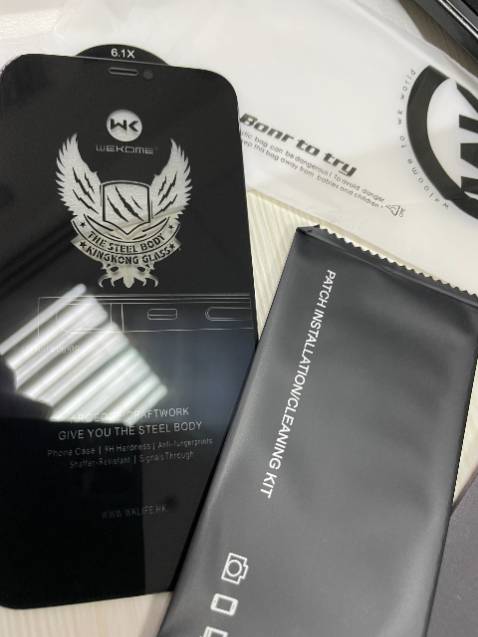 - Hàng này là loại không có hộp nhé các bạn (chắc bỏ hộp nên giá rẻ hơn)
- Chống nhìn trộm tốt, màn hình có giảm độ sáng đi chút so với kính cường lực trong
- Độ nhạy cảm ứng tương đương cường lực trong
- Bám vân tay ít hơn cường lực trong cũ của mình.
- Dễ dán, không bọt khí, khít với màn hình điện thoại
=> Hài lòng với sản phẩm. Cảm ơn shop.