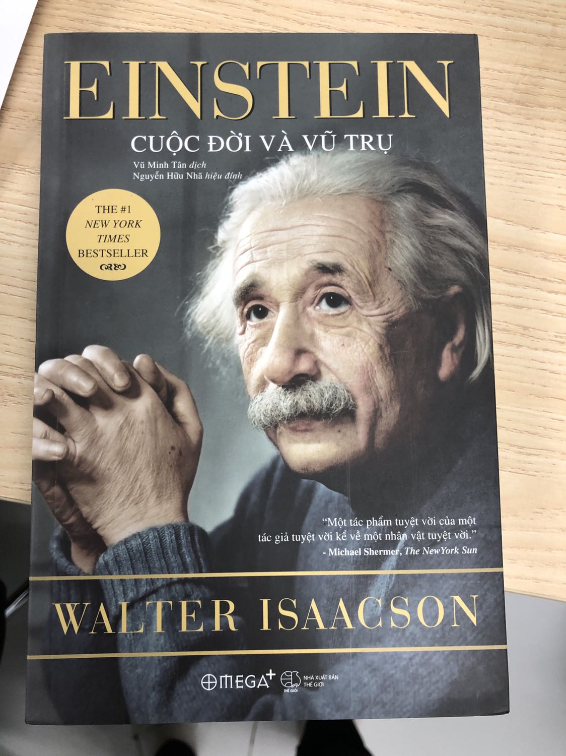 Đặt mua cuốn bìa cứng có sọc đỏ mà giao quyển bìa mềm bản cũ!!!