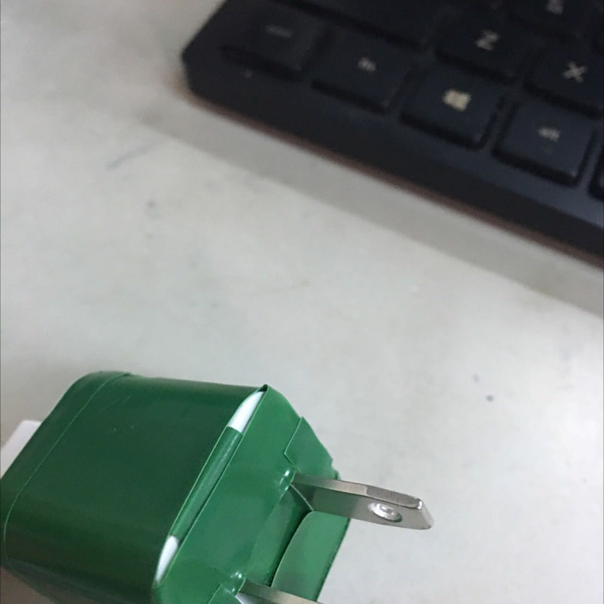 Tiki giao hàng nhanh. Nhưng mà mình dùng dk 1 ngày. Cắm vào rút ra mà nó bong luôn rồi