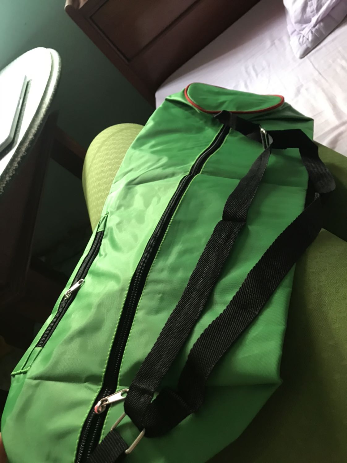 Đánh giá:4.5/5
Giao hàng: đúng ngày
Đóng gói: kỹ_ nhưng làm móp một xíu( có thể bỏ qua_trên hình)
Chất lượng: trông rất tốt(dày và dài)_ nhưng có mùi của chất liệu ( hơi khó chịu), bám nền tốt.