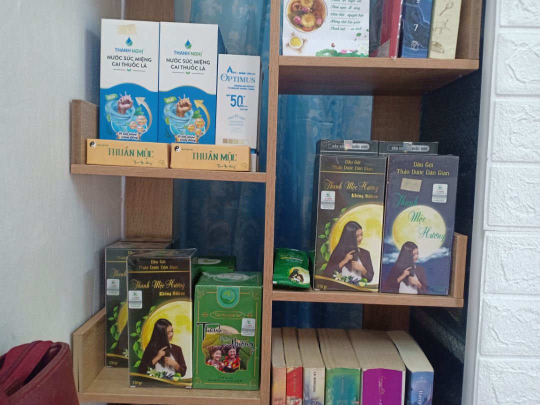 Đẹp tuyệt vời. Kệ chắc chắn, gỗ tốt. Ai cũng khen luôn á.
Có cái khoan máy nên ráp khoảng 20p là xong luôn. Mình cố định 1 khoan vào tường nữa nên nó chắc lắm. 
Góp ý chút là nên chọn loại ốc vít ngắn hơn xíu. Vì dài quá lúc khoan vào nó bị nứt tấm gỗ.