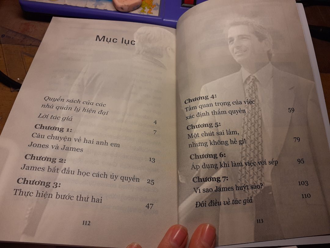 Mình đặc biết rất thích nọi dung của cuốn sách này. Nó phù hợp với rất nhiều lứa tuổi. Tuy là câu chuyện của nhà kinh doanh nhưng bài học là của chung cho rất nhiều người. Cuốn sách giúp ta làm "người giỏi" một cách hoàn hảo nhất. Một điểm cộng nữa là sách có đọi dày phù hợp decor khiến con lười như mình cũng cảm thấy rất thích thú. 10₫ cho chất lượng sách TIKI.