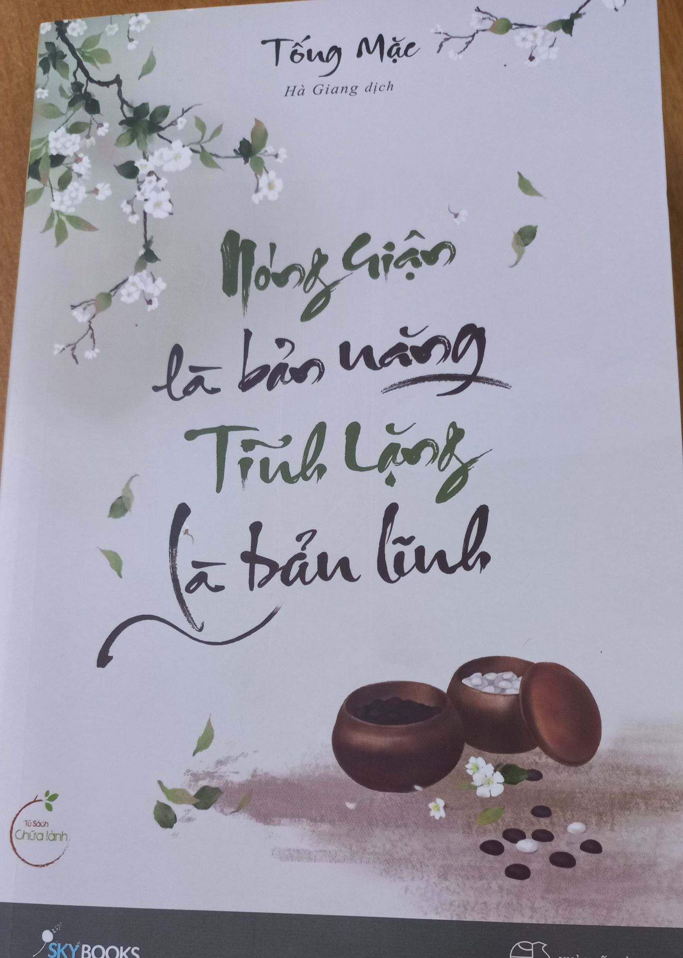 Vừa mới nhận sách, chưa đọc qua. Quyển sách này mình thấy nhiều giới thiệu trên các diễn đàn nên quyết mua để dành đọc. Dù chưa xem nhưng xem chữ các trang mở đầu đã cảm thấy nội dung hay. Hy vọng nội dung cũng như tiêu đề sẽ giúp tâm tĩnh lặng hơn!