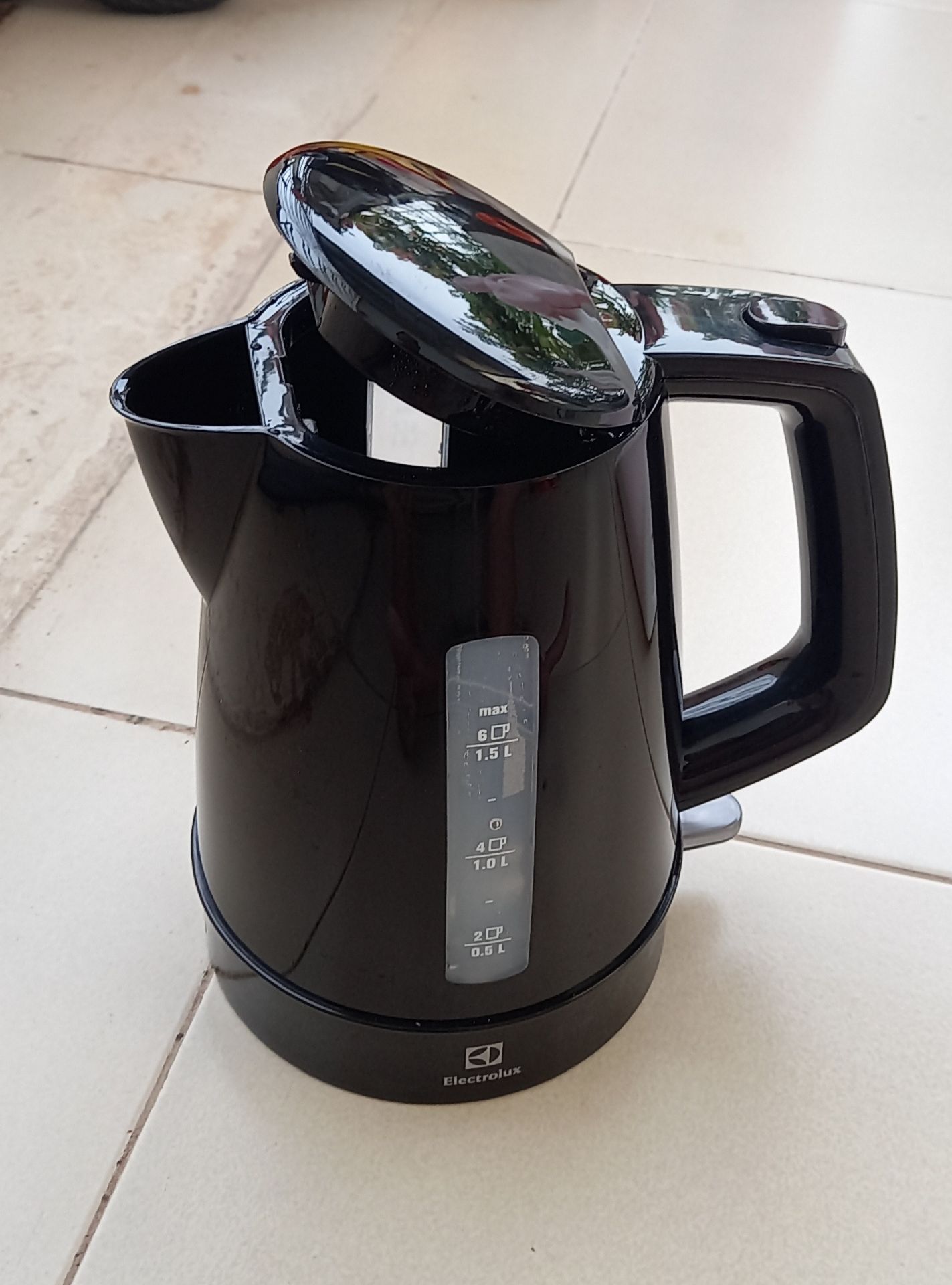 Nhìn bề ngoài rất xịn xò, bóng bẩy, đã đun thử 1lit nước mất khoảng 3p - Ok, cái nắp khi nhấn chỉ mở hé là để chống hơi nước làm hỏng tay - Chuẩn. Điểm trừ: mặt trong bằng nhựa nên cảm giác không yên tâm lắm.