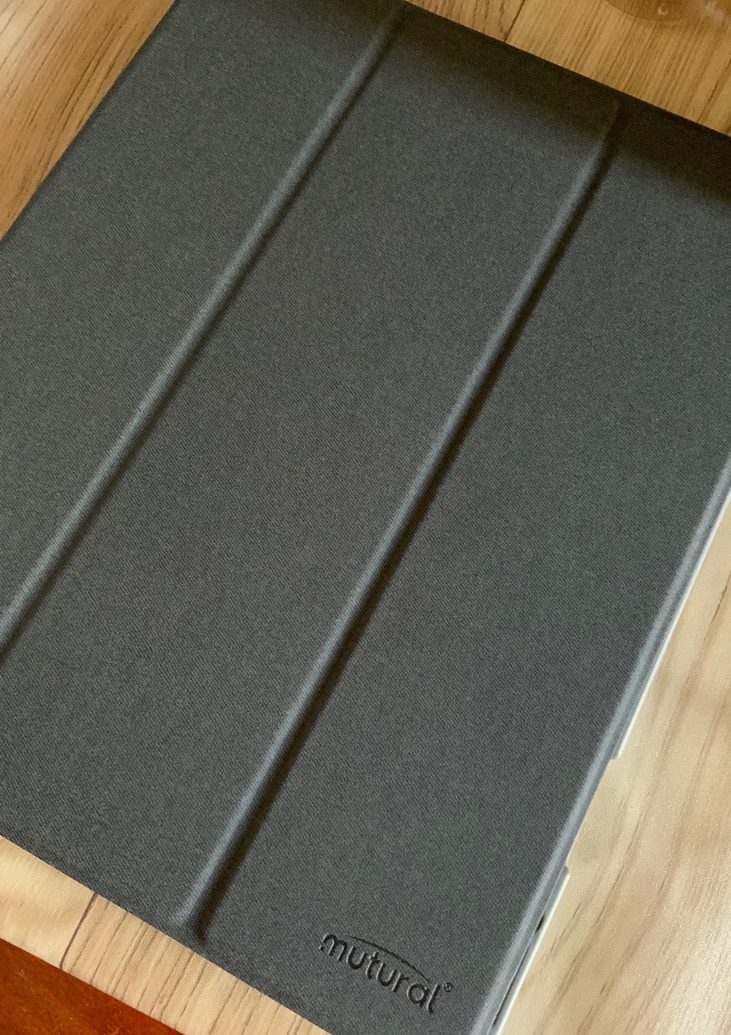 Bao da đẹp nhưng phần bo quá lỏng nên lúc mở nắp mà cầm vào cạnh bên phải cứ bị xúc ra, đặc biệt góc phía trên cứ quẹt vào nút tăng giảm âm lượng rất khó chịu, hơi thất vọng, mình đã nghĩ với giá tiền này thì bao da sẽ tốt hơn. Khả năng cao là mình sẽ ko chọn hãng này cho lần mua ốp tiếp theo