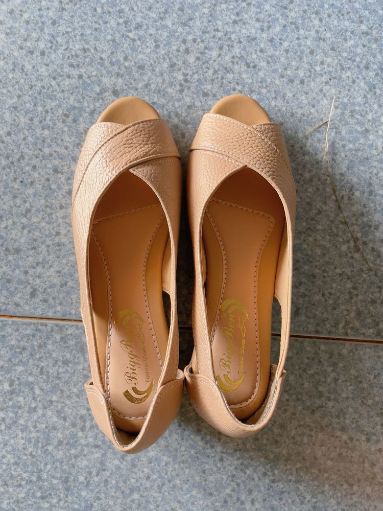 Giày đẹp, đi êm chân, cửa hàng tư vấn nhiệt tình, tuy nhiên bữa ko coi hết danh sách nên lại thích mẫu khác, sẽ quay lại ủng hộ shop.