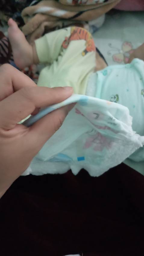 Huggies cũ dùng rất tệ, dày, thấm hút kém, vón cục. Loại tràm trà đỡ vón cục nhưng mà dày. Loại skin care này khắc phục đc hết nhược điểm rồi, mỏng nhẹ, thấm hút tốt, dàn đều, không vón cục