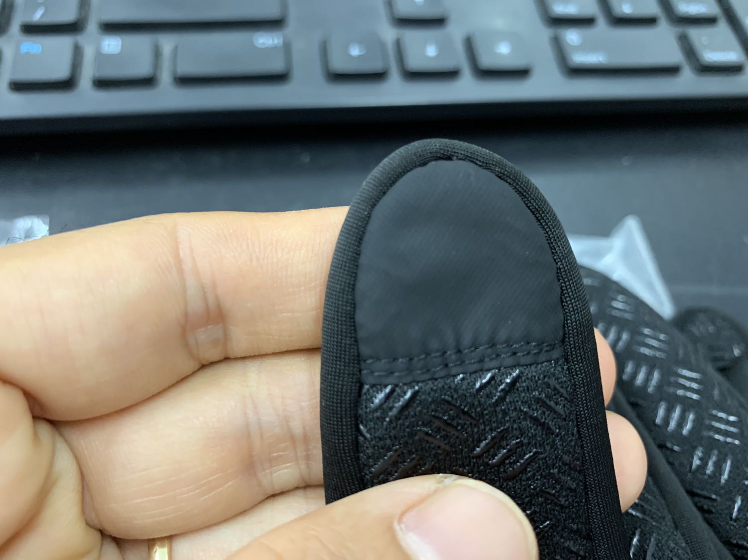 Mình mua 2 cặp găng tay đi nắng cảm ứng vân tay cùng 1 loại, nhưng khi giao thì 2 loại bao bì khác nhau, bên trong 2 loại về chất liệu thì giống, nhưng phần cảm ứng chỗ ngón trỏ thì khác nhau, 1 cặp thì dùng cảm ứng được, cặp còn lại thì không, để nghị Tiki kiểm tra và cho đổi hàng giúp Mình mua 2 cặp găng tay đi nắng cảm ứng vân tay cùng 1 loại, nhưng khi giao thì 2 loại bao bì khác nhau, bên trong 2 loại về chất liệu thì giống, nhưng phần cảm ứng chỗ ngón trỏ thì khác nhau, 1 cặp thì dùng cảm ứng được, cặp còn lại thì không, để nghị Tiki kiểm tra và cho đổi hàng giúp