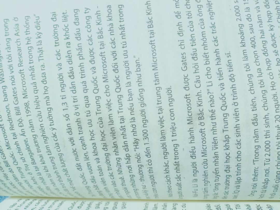 bữa giờ tiki giao sách đóng gói rất kỹ và sách rất đẹp nhưng đợt này mình hơi thất vọng . Thứ nhất bìa nó có nhiều vết hằn, gáy nhăn nheo, trang sách cũng nhăn nheo và dơ. Với tín đồ yêu sách thì thật sự rất là buồn.