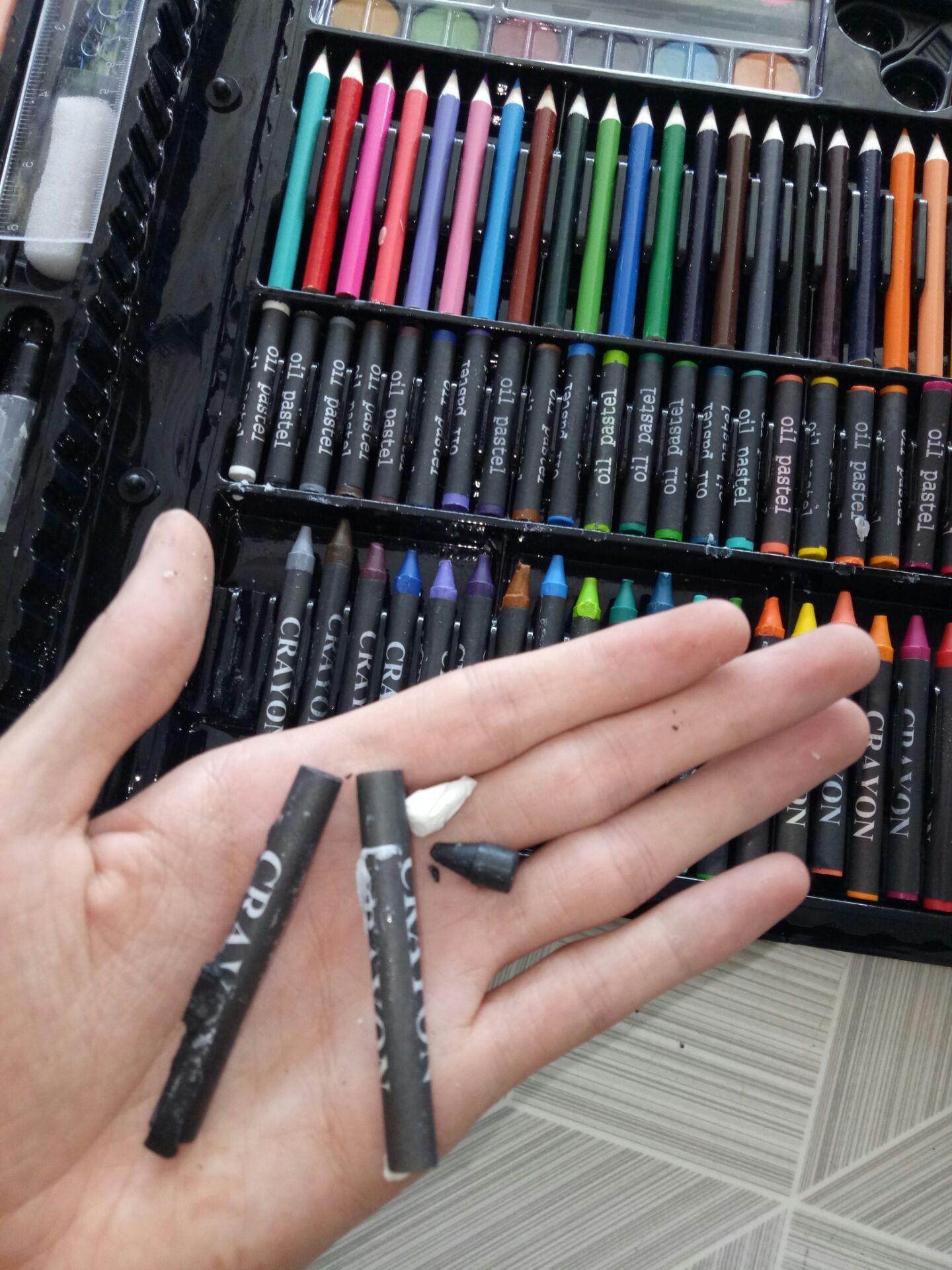 giao hàng nhanh.vừa mới nhận hàng nhưng hàng thì không chất lượng như hàng cũ tồn kho vậy đó. không đóng gói cẩn thận chỉ bọc 1 miếng bọc xốp ở ngoài .màu thì gẫy, lem, dơ, màu này bị dính vào cây kia .đặc biệt là màu khô cứng không tô được...... yêu cầu shop phải giải quyết vấn đề này. mua về tặng đứa em mà vậy sao đưa cho nó. anh em nên căng nhất trước khi mua sản phẩm nha