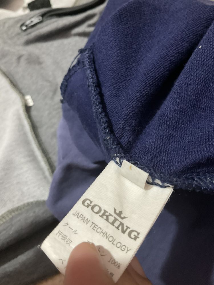 Hàng giả nhe.áo xanh đen mình mua lúc trước có tem goking.áo xám đậm mua của shop không có tem nhe.hàng giả nhe mọi người.địa chỉ shop gởi hàng ở q12 .