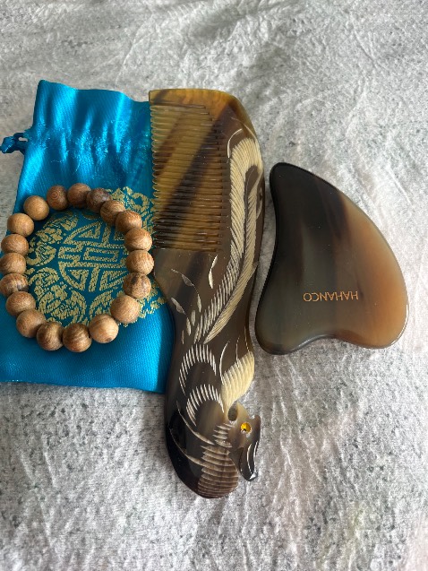 Sản phẩm vượt ngoài mong đợi, thiết kế rất tinh tế, còn tặng kèm quà, có giấy bảo hành sản phẩm, tôi rất hài lòng