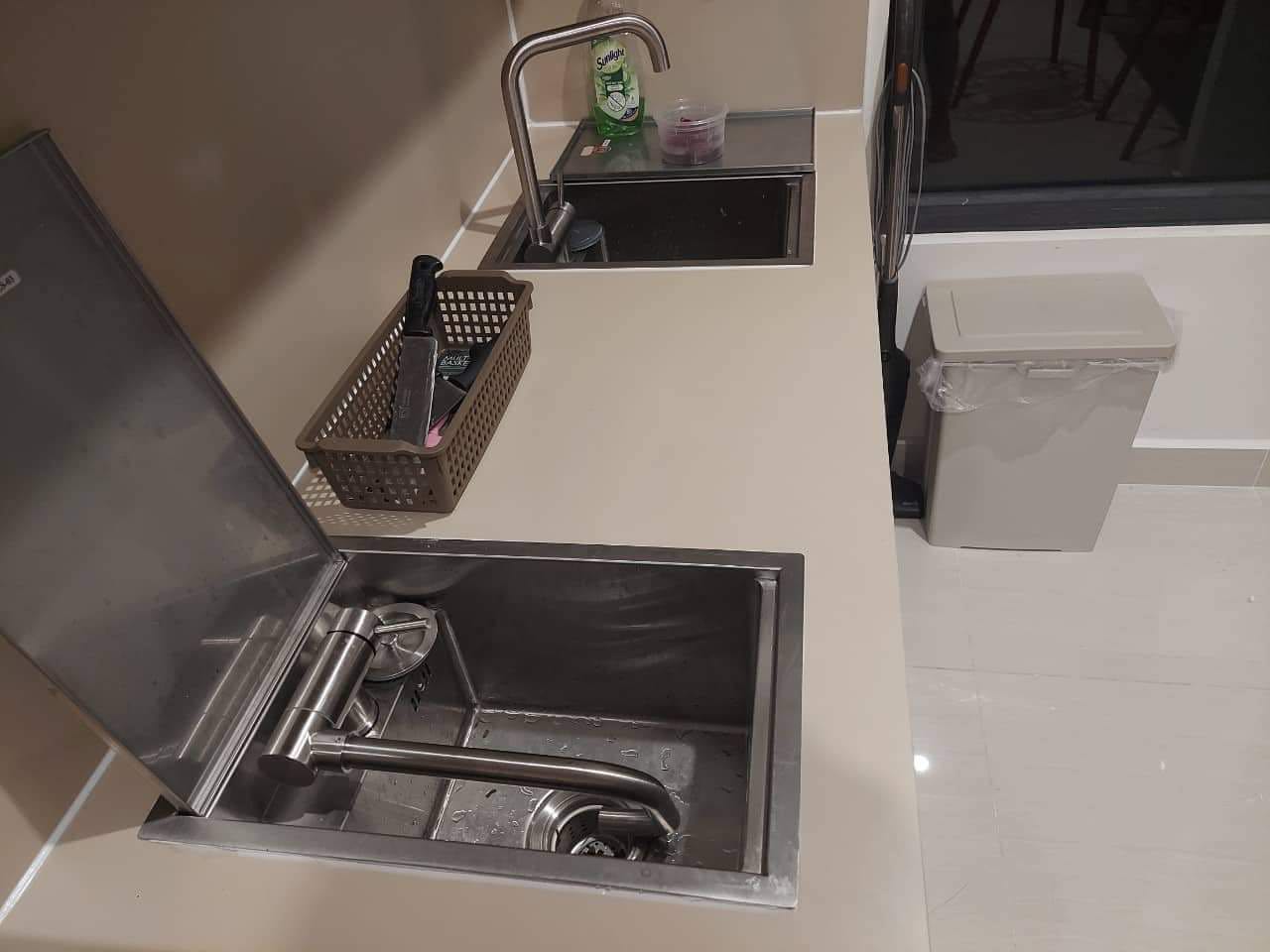 Tiki giao hàng rất nhanh. Bồn rửa inox dày dặn. Đáy sâu không văng nước, xài xong đậy nắp gọn gàng. Rất ưng ý lắp luôn 1 cặp