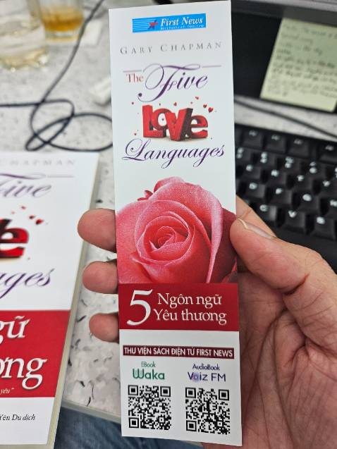 Tiki giao hàng nhanh chóng. Mình tìm mua sản phẩm này vì mong muốn hiểu hơn về các ngôn ngữ tình yêu để biết cách biểu hiện tình cảm với người yêu nhiều hơn.
Review nội dung: sách này, tác giả muốn hướng đến đối tượng là các cặp vợ chồng. Các câu chuyện trong sách thực sự hay và ý nghĩa, mang đến rất nhiều cảm giác hạnh phúc ở mỗi câu chuyện. Nếu bạn đang ở giai đoạn tán tỉnh, cần tùy biến gợi ý trong sách cho phù hợp với thực tế của các cặp đôi yêu nhau.