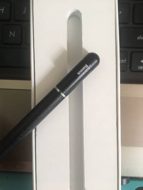 Mẫu mã đẹp, chất lượng bút ổn, mới sử dụng nên mình không đánh giá có bền không. Thân bút có bọc lớp cao su vân ngang để chống mỏi tay khi sử dụng bút trong thời gian dài. Bút có nắp vặn để bảo quản ngòi bút. Nói chung là ổn và mình rất thích kiểu dáng này.