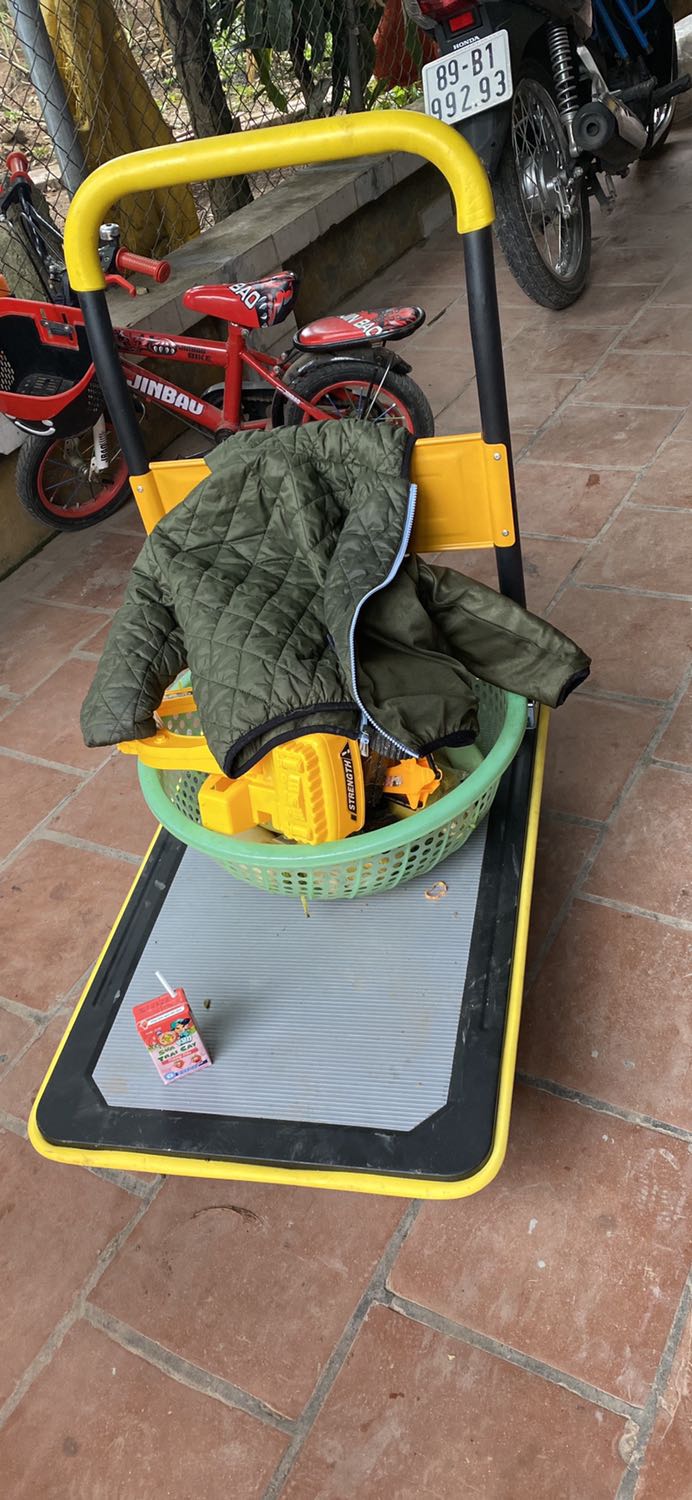 Xe đẩy khá nhẹ, nhưng mà khi lắp bốn bánh ( không có giấy hướng dẫn tháo lắp). Mình cũng hơi tiếc vì xe không có phanh, nên khi bê đồ lên xe phải có người giữ, nếu không thì sẽ tự Ý di chuyển về những hướng mà mình không mong muốn.