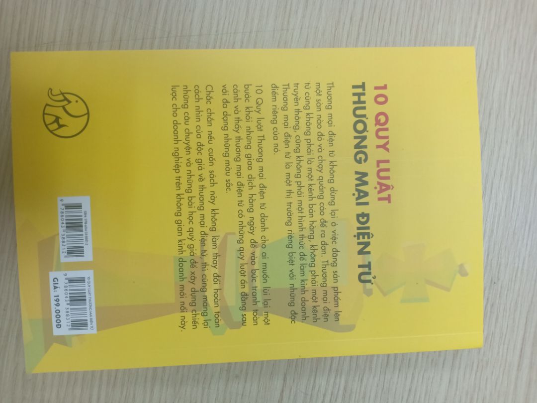 Nói thật lòng là mình rất thích mua những quyển sách mà có bàn tay anh Phong chạm vào 😛😛😛 Chỉ khâu giao hàng thôi cũng đã cho thấy dịch vụ chăm sóc khách hàng của anh ấy là tuyệt vời!! Giao hàng cực nhanh, sản phẩm cực đẹp! Đây là quyển sách thứ 2 trong bộ sách "Trên lưng khổng tượng", quyển này nói về 10 quy luật thương mại điện tử mà các doanh nhân cần nắm vững để trang bị hành trang, kiến thức khi tham gia đấu trường kinh doanh khắc nghiệt. Cũng như ai càng hiểu luật, nắm rõ luật lệ thì sẽ càng thành công! Quy Luật 1: phải thích nghi với cuộc chơi hiện tại. Vì bất cứ thời điểm nào cũng có cơ hội và rủi ro, nên ai thích nghi càng sớm thì người đó sẽ thành công sớm. Quy luật 2: Thị trường ngách là thị trường siêu lợi nhuận, và cũng tạo một vị thế vững chắc cho những ai tiên phong chinh phục nó. Quy luật 3: Thiết kế sản phẩm phải phù hợp với thương mại điện tử. Từ tính năng sản phẩm, chiến lược bán hàng, đến khâu hậu cần và cơ cấu sản phẩm. Quy luật 4: mô hình kinh doanh tinh gọn sẽ giúp doanh nghiệp linh hoạt hơn, dễ thích nghi với môi trường kinh doanh cũng như sớm nhận ra sai lầm, ít tốn kém chi phí. Quy luật 5: "Từ khóa" là một phần quan trọng không thể thiếu trong kinh doanh online. Quy luật 6: bao bì, hình thức bên ngoài rất quan trọng. Vì chỉ cần ấn tượng ngay từ cái nhìn đầu tiên thôi cũng làm ta yêu say đắm 😘😘. Quy Luật 7: Những sản phẩm thành công sẽ càng ngày thành công. vì vậy đợt mở bán sản phẩm đầu tiên thành công là rất quan trọng. Nó sẽ là tiền đề cho sau này. Quy luật 8: giao tiếp, tương tác với khách hàng là cốt lõi của sự phát triển bền vững! "Chat bot" là 1 phần không thể thiếu (admin có tặng khoá học nên ko phải lo lắng nữa). Quy luật 9: Thông tin lan truyền không thể kiểm soát được. Vì vậy quản trị thương hiệu tập trung sẽ là phương án tối ưu (chỉ cần tập trung vào một kênh truyền thông, từ đó sẽ tự lan tỏa). Quy luật 10: trên lưng khổng tượng. Đứng trên vay người khổng lồ gần như là chiến lược bắt buộc để tồn tại và phát triển trong hiện tại và tương lai!!