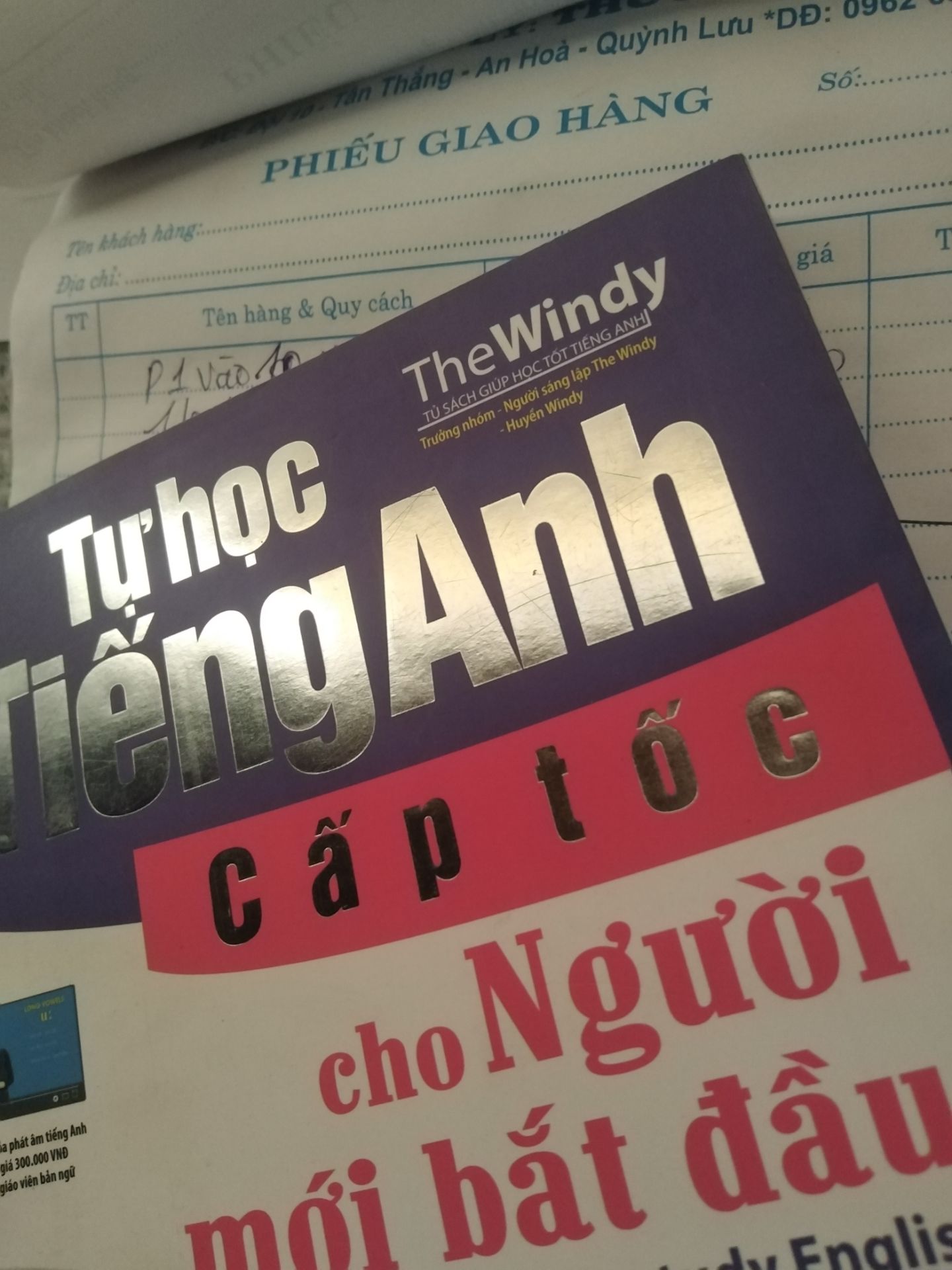 sách cũ mèm, xước, dính mủ phía sau, lại còn rách nữa chứ. Đóng gói sơ sài. Bẩn không chịu nổi lun. Tệ