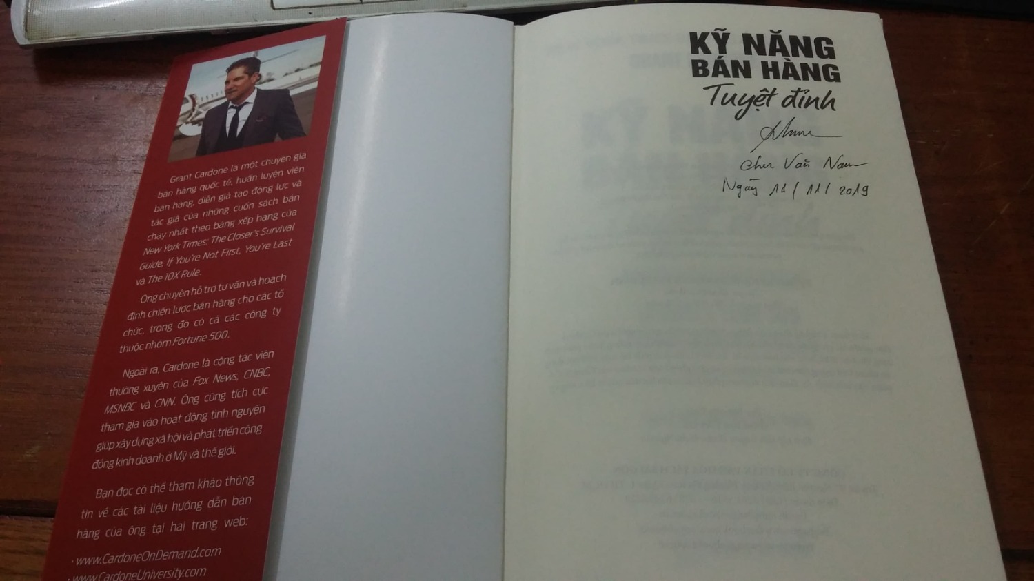 Nhiều người chỉ nghĩ rằng khách hàng không đủ tiền nhưng thực ra là khách hàng chưa hài lòng, còn băn khoan vấn đề gì đó thì khách mới chần chừ và quyết định không mua. Người bán hàng cần giải quyết vấn đề đó.

Nếu không gây dựng đủ lòng tin thì mình đặt bản thân vào khách hàng cũng sẽ như vậy, chúng ta sẽ không mua nếu không đủ tin vì chúng ta đâu phải kẻ ngốc dễ dàng đưa tiền cho ai đó.

Nếu khách hàng không có cùng quan điểm với mình thì phải làm sao, chắc chắn không thể nào đi tranh cãi với khách hàng được nhưng thường chúng ta không biết cách xử lý vấn đề này một cách tốt nhất.

Nhiều người bán hàng chỉ thường tập trung vào sản phẩm và những gì tốt hoặc đặc điểm của sản phẩm mà quên đi phần quan trọng hơn, quyết định hơn đó chính là khách hàng, vậy phải làm gì với khách hàng là điều mà chúng ta cần phải hiểu và làm đầu tiên mới có thể tiến xa trong lĩnh vực bán hàng.

Còn nhiều điều tuyệt vời khác mà cuốn sách này đã mở mang cho tôi, hiện nay tôi cũng viết nhiều chia sẻ trên trang blog của mình trong đó có chủ đề về bán hàng tuy nhiên cuốn sách này đã thực sự khiến tôi phải bừng tỉnh và cảm thấy thật sung sướng khi nhận ra chân lý.

Chúc mọi người sớm có được cuốn sách tuyệt vời này, tôi cũng rất ngưỡng mộ tinh thần  và tài năng của vị tác giả Grant Cardone.

Tôi là Chu Nam và là tác giả của blog http://songphaihanhphuc.com
