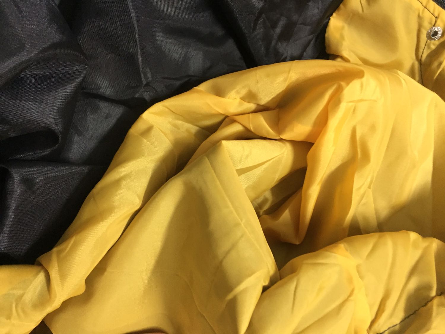 thất vọng quá.sản phẩm quá mỏng.chỉ có mỗi 1 lớp vải thô ở ngoài và 1 lớp nilong ở bên trong.Đường chỉ may thì xơ xài,cẩu thả.Tiki cho mình trả hàng với