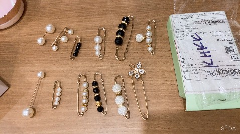 1 bộ mà thiếu mất cái nơ .  Thấy hụt hẫng rồi