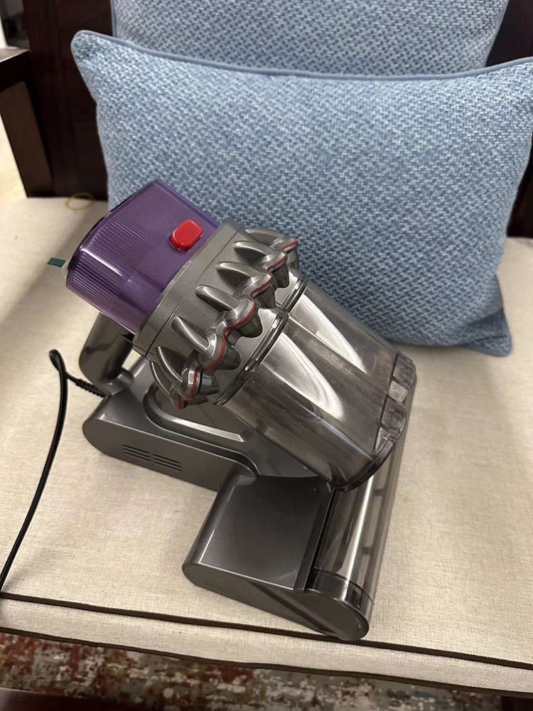 Máy gọn nhẹ, dễ tháo lắp và sử dụng. Mình dùng đến lần thứ 2 là quen tay rồi. Máy hút được rất nhiều bụi và mạt giường. Ưng lắm luôn