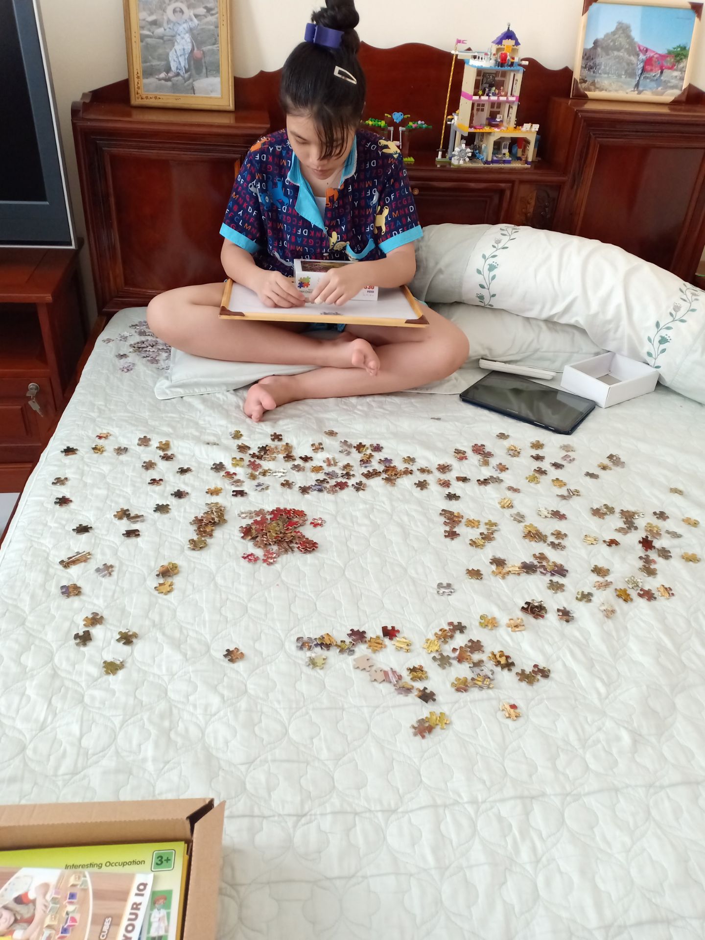 hàng đúng như hình đăng. chất lượng tốt, màu sắc đẹp, những không tìm được khung tranh có kích thước phù hợp để lắp. chỉ có kích thước 30*42 thôi nên sẽ bị thiếu chút. bé mình vẫn đang lắp, khá là khó nhé! 
sản phẩm tốt cho giáo dục và trí não của trẻ nên mình cho 5sao!