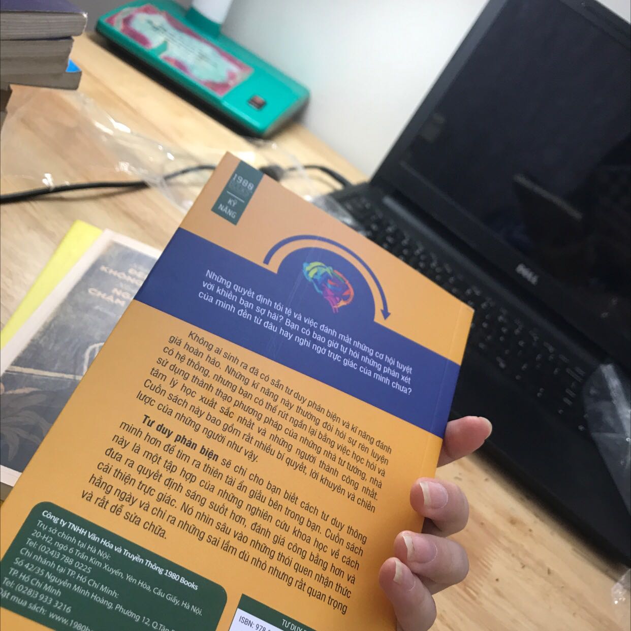 Đóng gói cẩn thậnnn nhma sách hong tặng kèm bookmark nên hơi buồn á nhma sách hay nên mua nhó