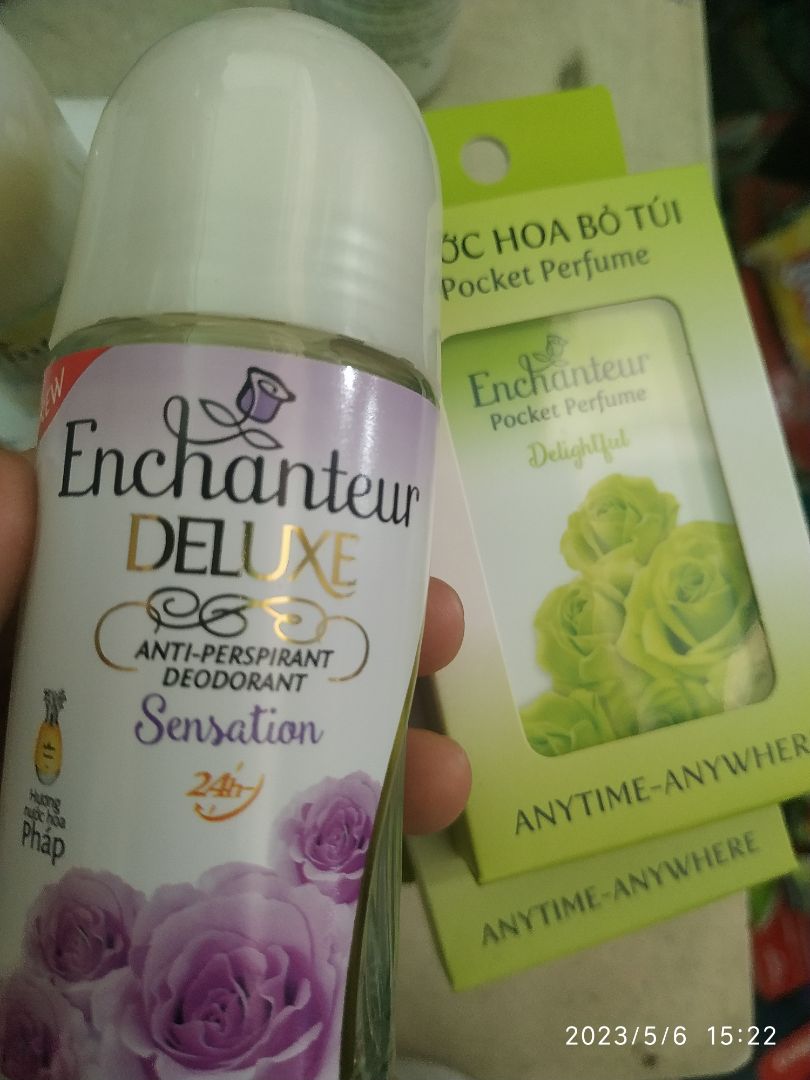 sp của Enchanteur mùi thơm, như hương nước hoa vậy. mùa này nóng ra mồ hôi bị mùi cơ thể xài lăn cho đỡ ngại. tính ra bông xanh lá muì diụ nhất mà m còn nên mua 3 màu khác, mua luôn 300k để áp mã giảm giá quá thích luôn, laij dc tặng nước hoa ùi m thích nhất nữa, cảm ơn Tiki.